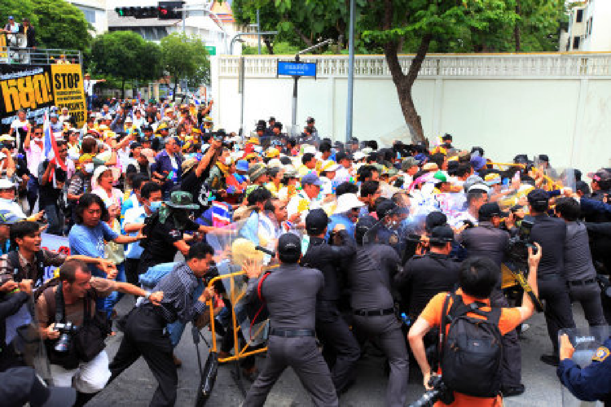เพรียวพันธ์ไม่ยอมพธม.ปิดทางเข้าออกสภา เพรียวพันธ์ไม่ยอมพธม.ปิดทางเข้าออกสภา