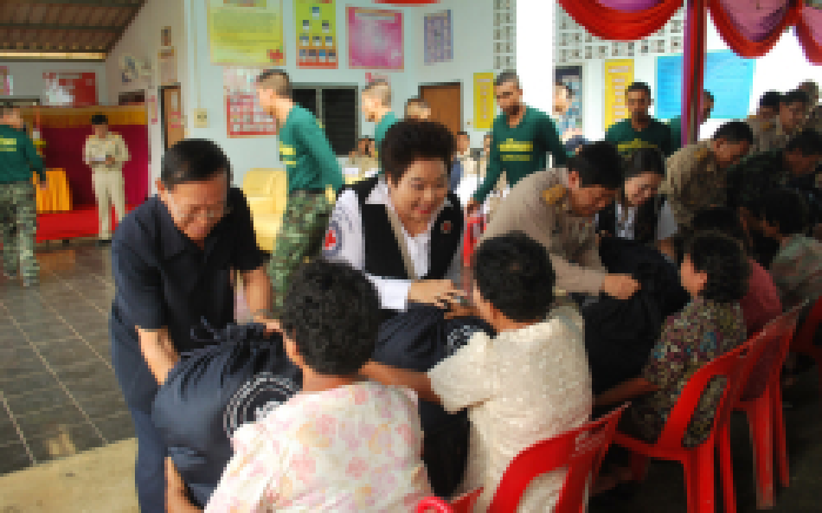 พระราชทานถุงยังชีพเหยื่อน้ำท่วมชุมพร