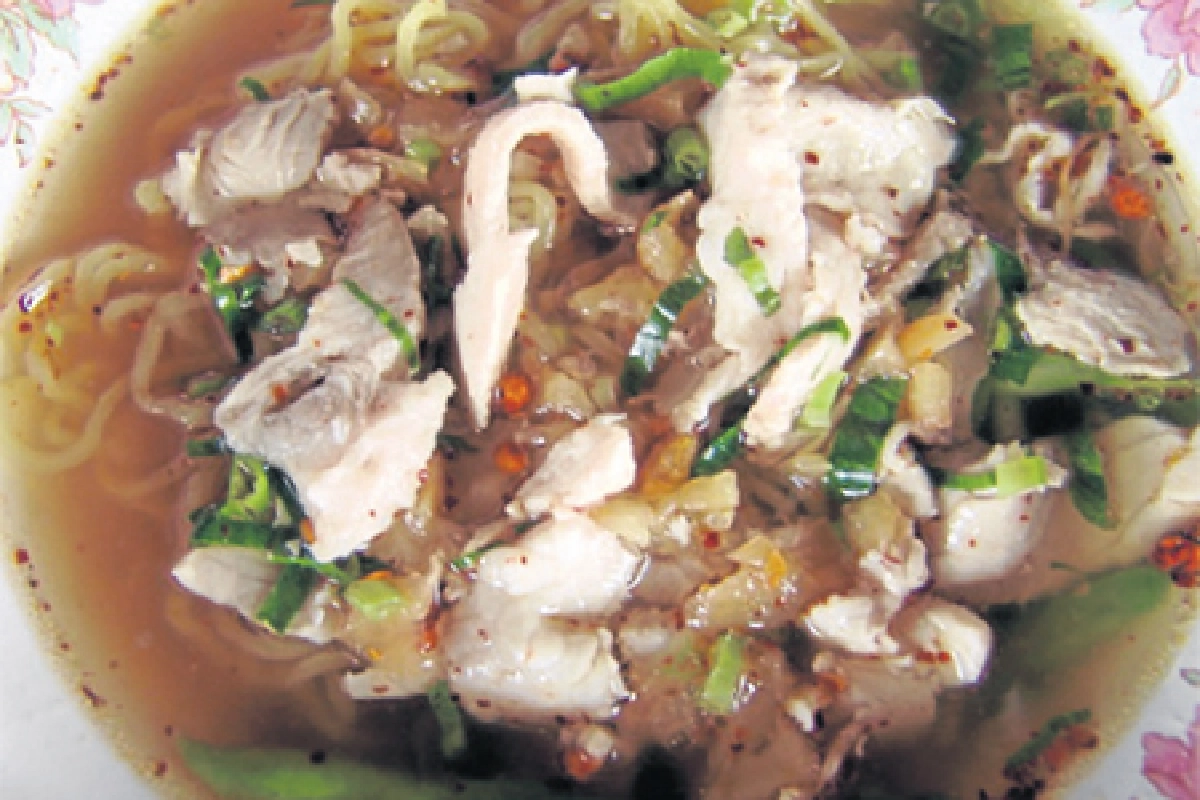 ก๋วยเตี๋ยวหมูต้มยำสุโขทัย ‘ร้านต้นกะจี้’ กินได้เลยไม่ต้องปรุง　
