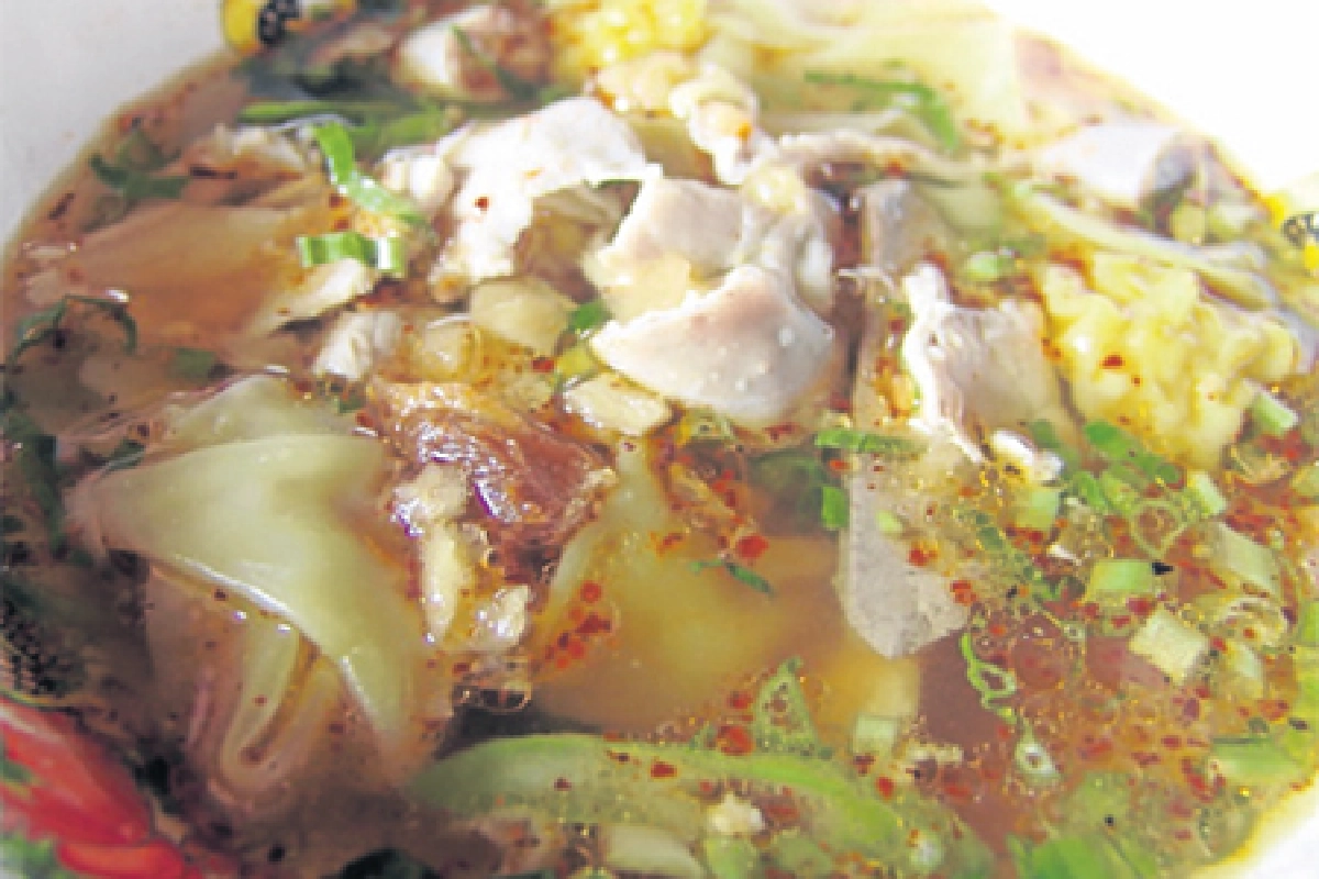 ก๋วยเตี๋ยวหมูต้มยำสุโขทัย ‘ร้านต้นกะจี้’ กินได้เลยไม่ต้องปรุง　