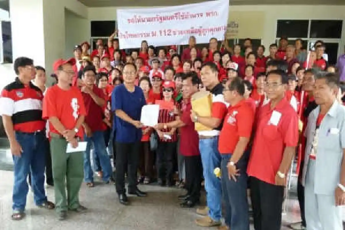 แดงยื่นผู้ว่าฯเชียงรายนิรโทษกรรมม.112