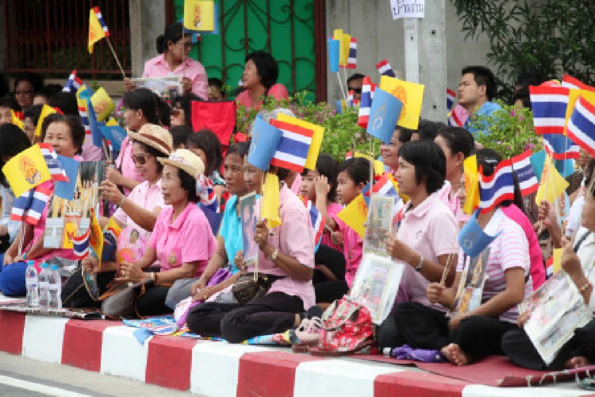 ประชาชนเนืองแน่นรอรับเสด็จในหลวง