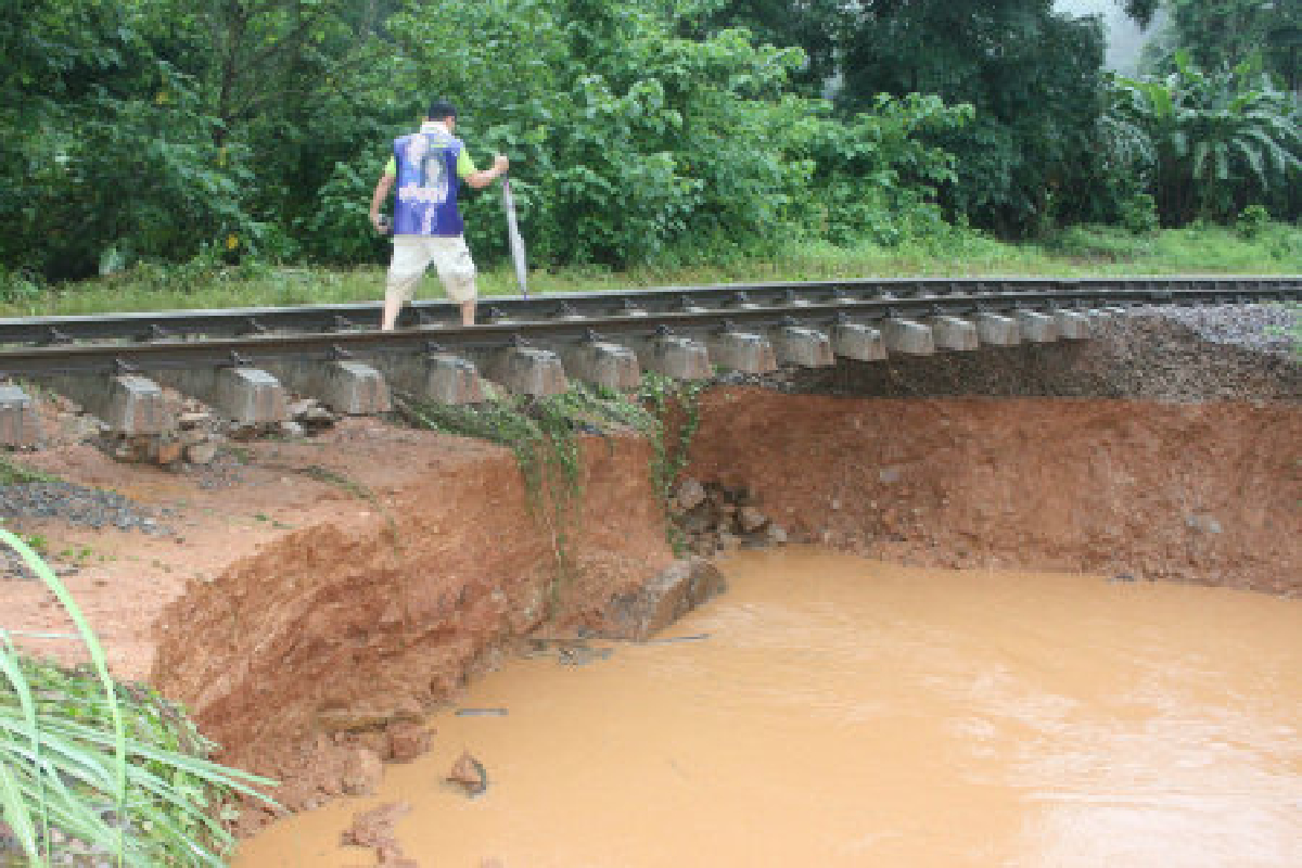 แพร่เจอน้ำป่าซัดรางรถไฟขาด แพร่เจอน้ำป่าซัดรางรถไฟขาด