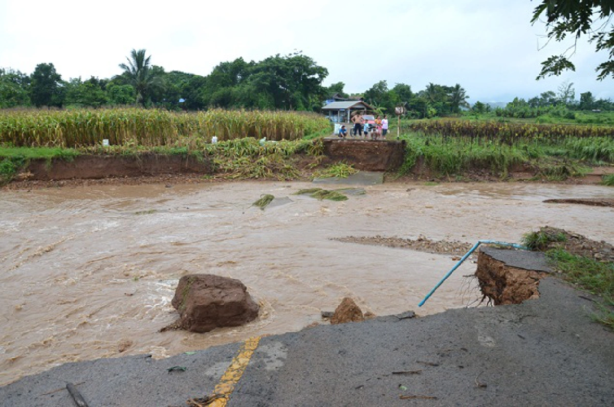 Early floods in Phrae