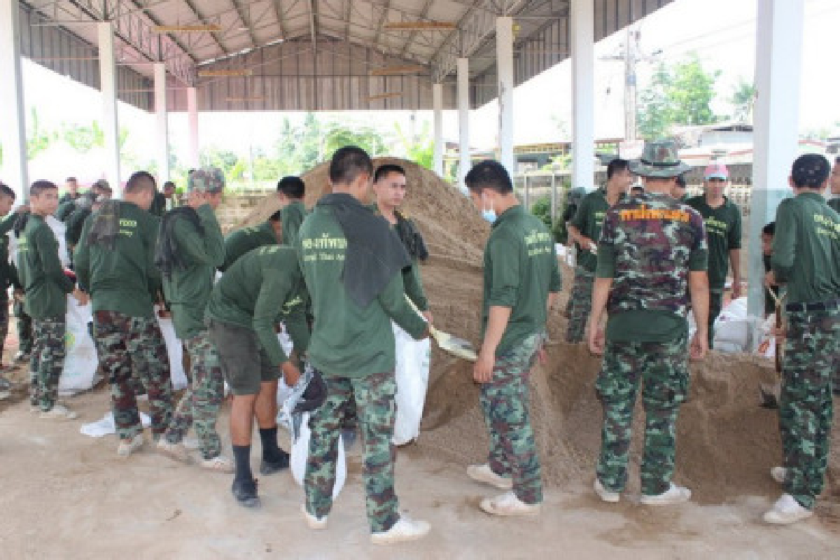ทหารเร่งบรรจุกระสอบทรายกั้นน้ำยม ทหารเร่งบรรจุกระสอบทรายกั้นน้ำยม