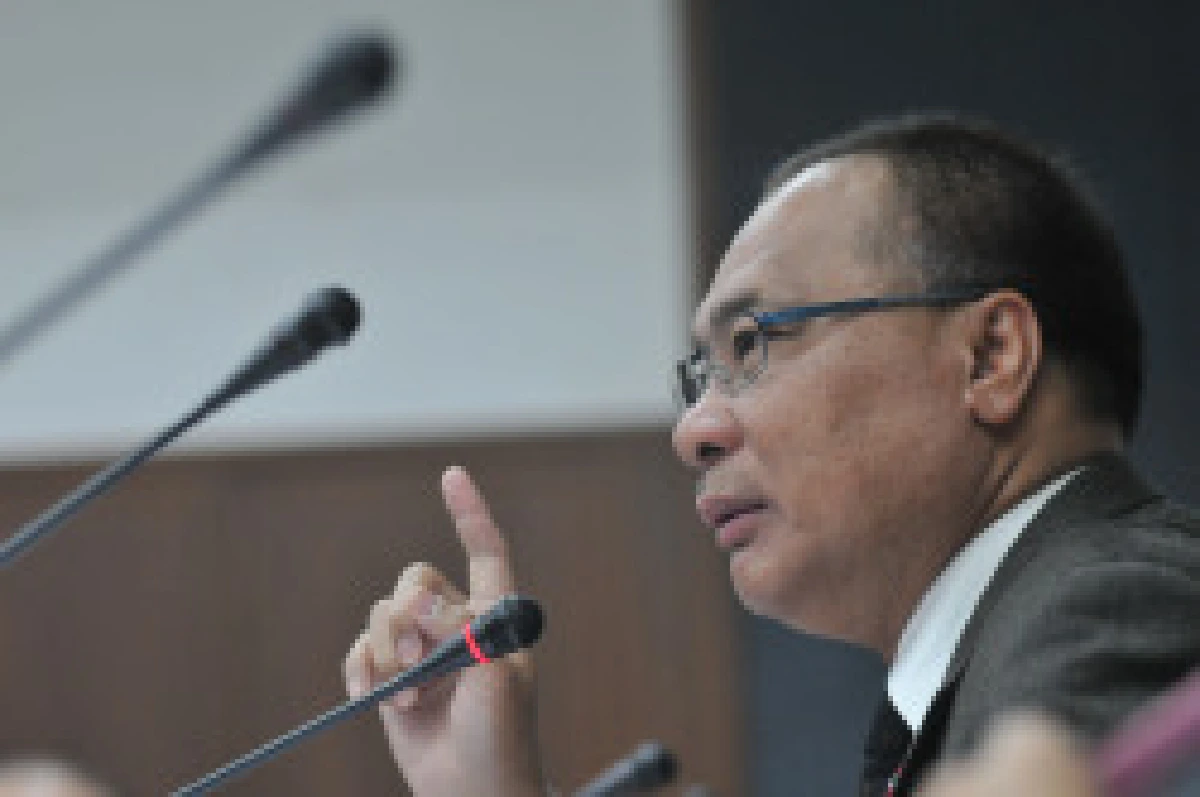 ขุนค้อนถอยสั่งเลื่อนโหวตรธน.-กม.ปรองดอง