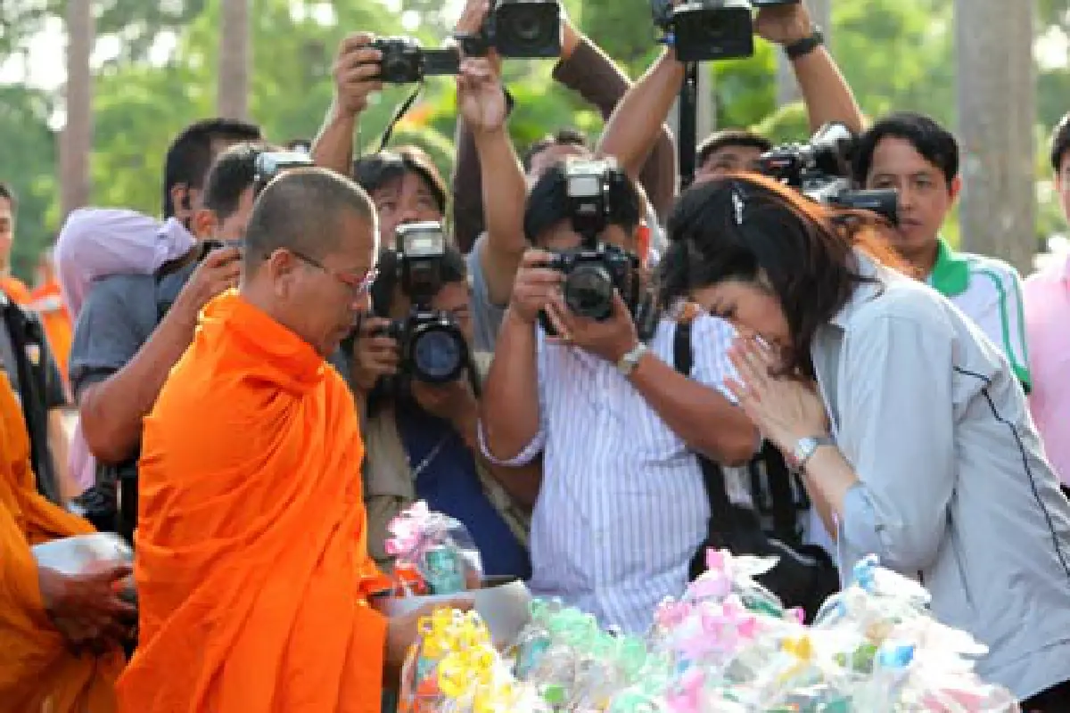 ปูนำตักบาตรก่อนทัวร์นกขมิ้นวันที่3