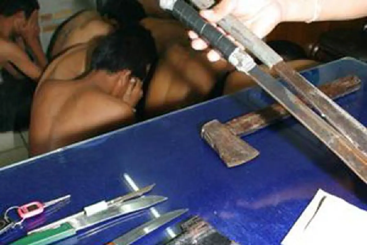 อีกแล้ว!นักเรียนช่างยกพวกตีกันหน้าตลาดนนทบุรี