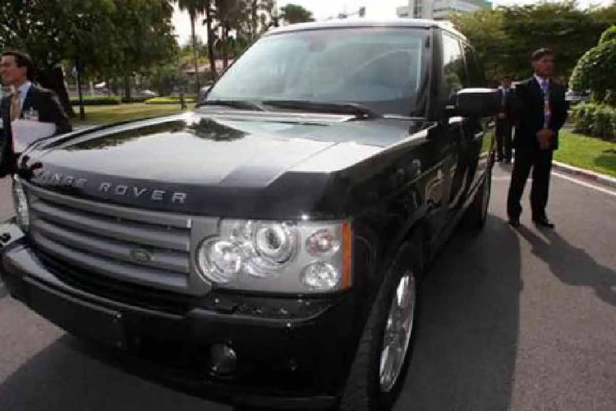 ยิ่งลักษณ์ยืมรถกันกระสุน 2 คัน