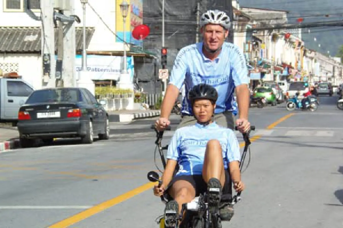 คู่รักไทย-ออสเตรเลียปั่นจักรยานฮันนีมูนทั่วไทย