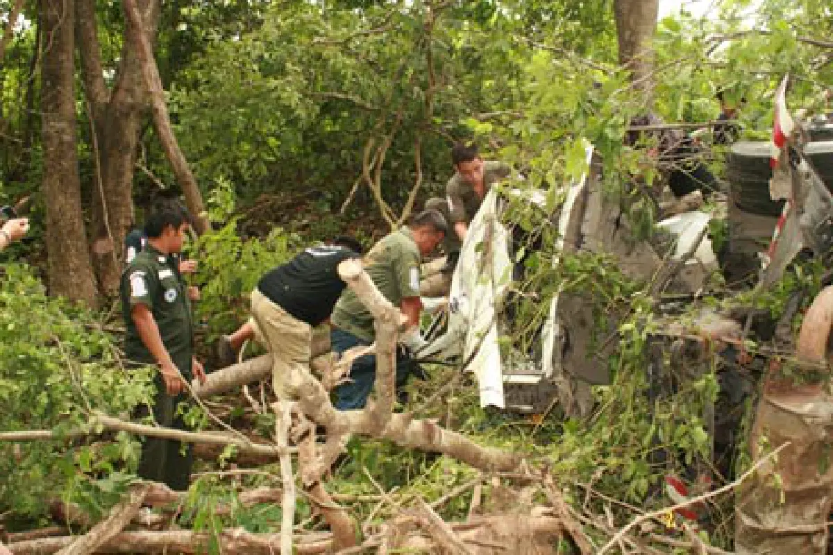 รถบรรทุกสารเคมีชนระห่ำตกถนนตาย2