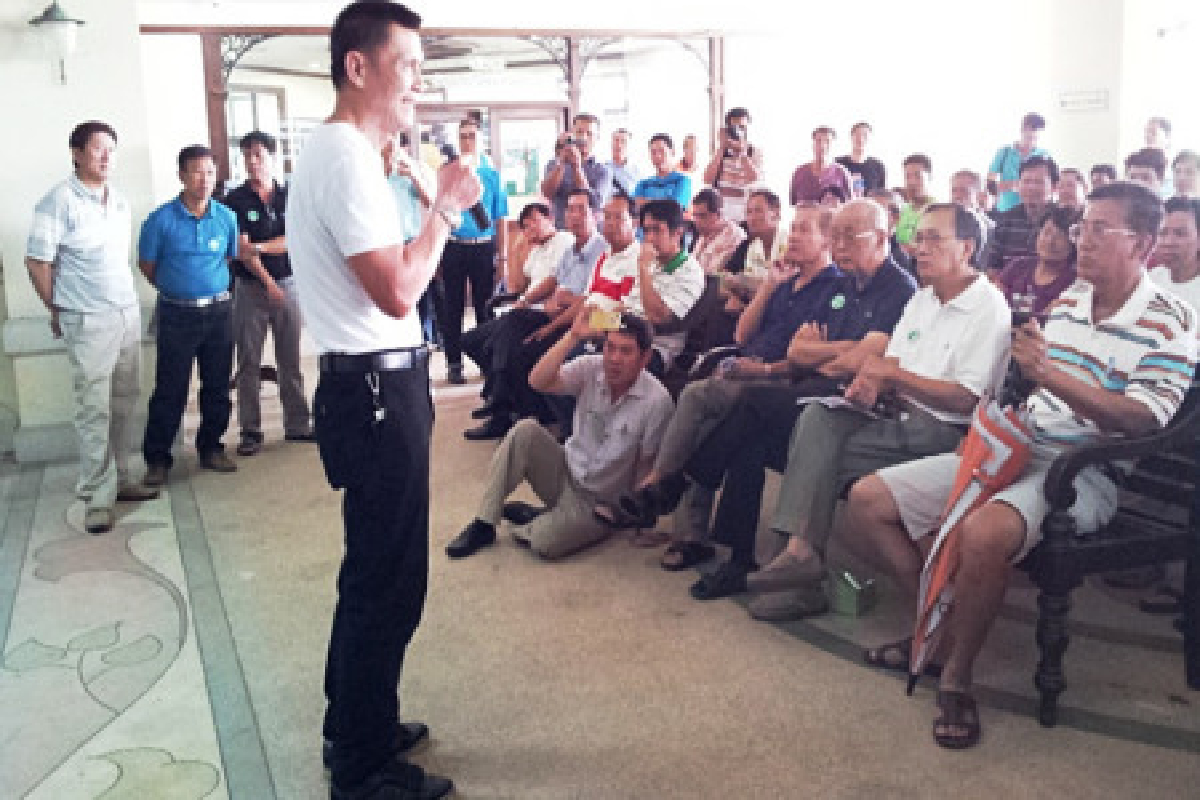 ประท้วงสนามกอล์ฟปิดตายหลังน้ำท่วม ประท้วงสนามกอล์ฟปิดตายหลังน้ำท่วม