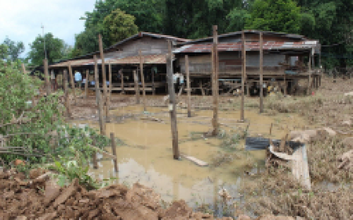 เหยื่อน้ำท่วมรื้อบ้านหนีหวั่นคันดินพังซ้ำ