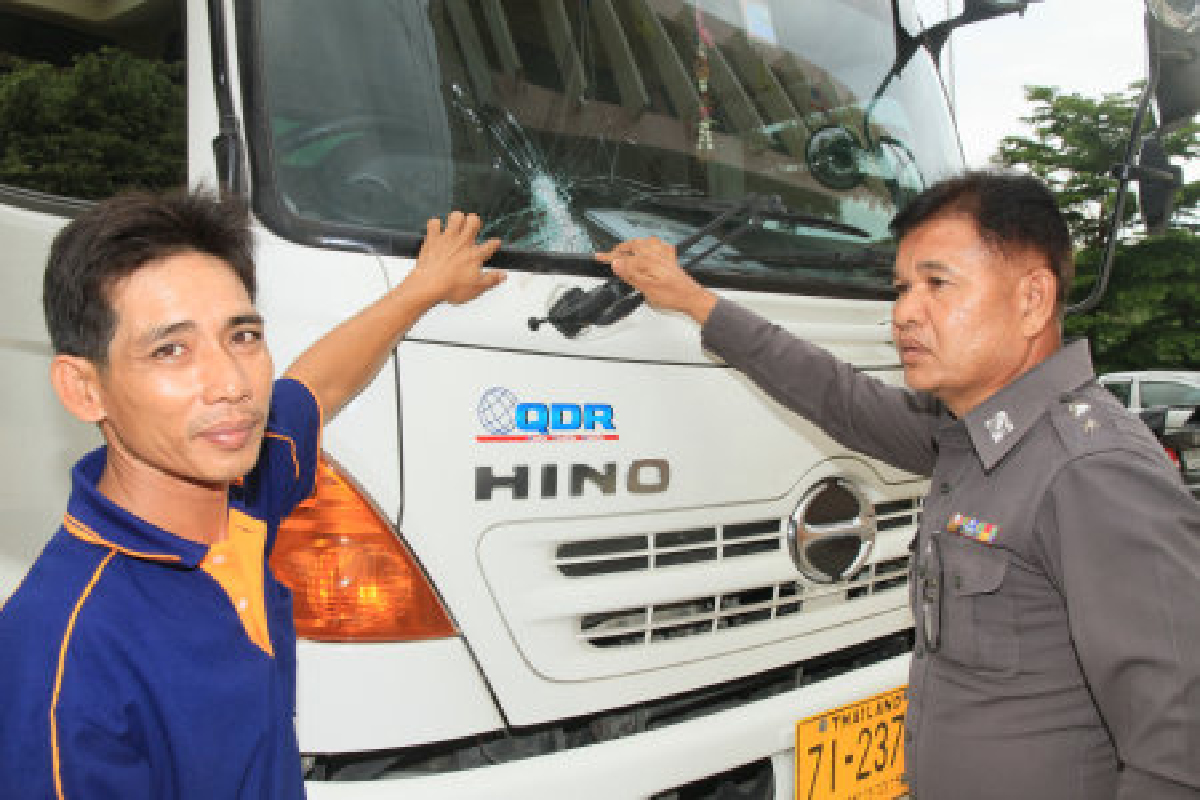 แก๊งปาหินโผล่รถ6ล้อเจอกระจกแตก แก๊งปาหินโผล่รถ6ล้อเจอกระจกแตก