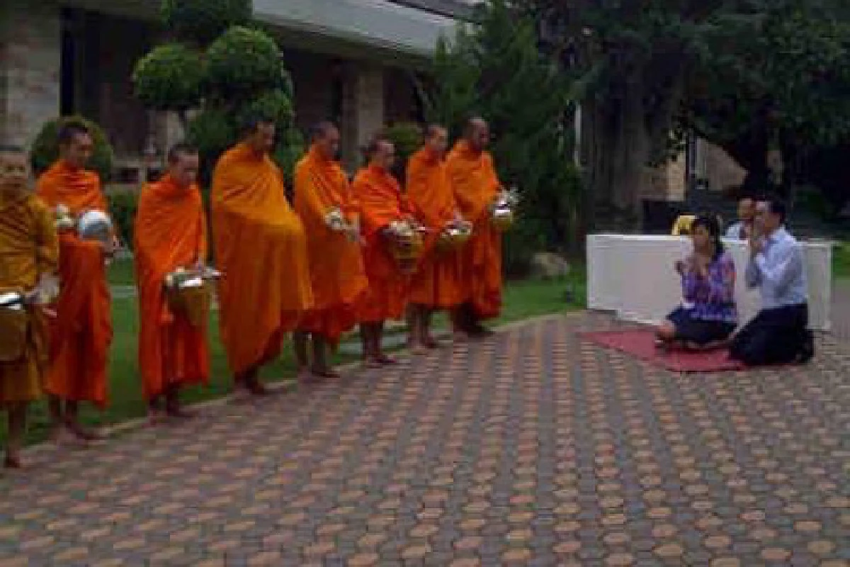 นายกฯทำบุญวันเกิดครบรอบ45ปี