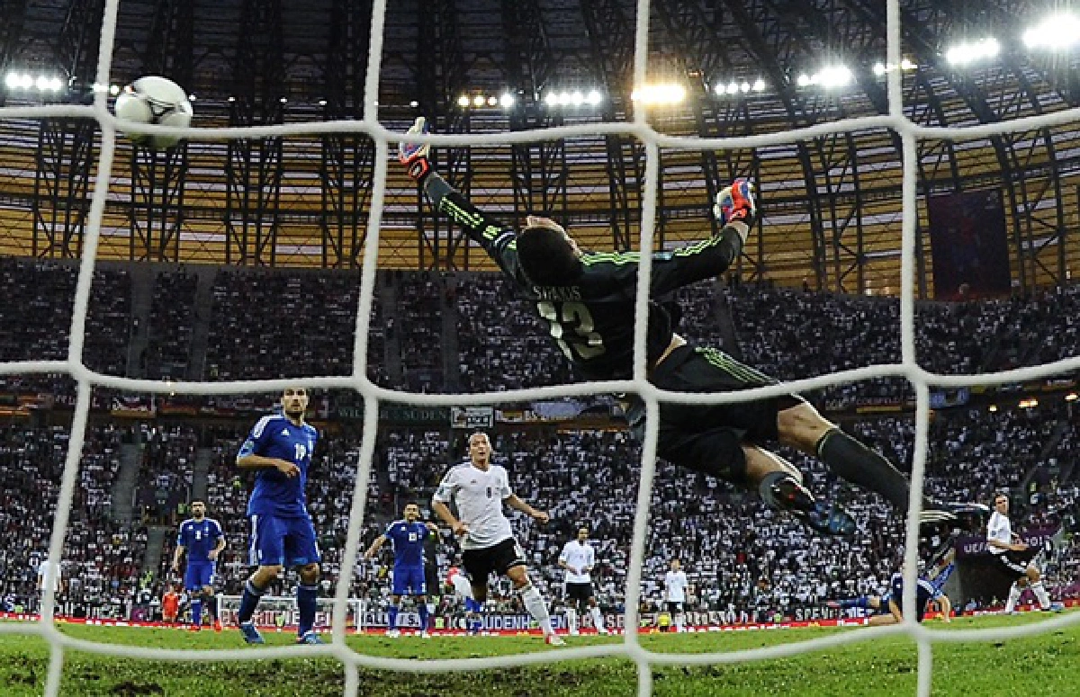 Euro 2012: Germany hammers Greece for a place in semis