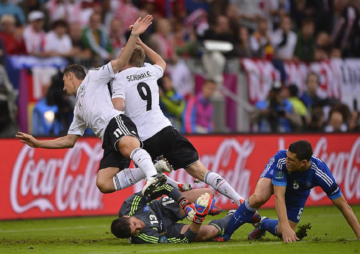 Euro 2012: Germany hammers Greece for a place in semis