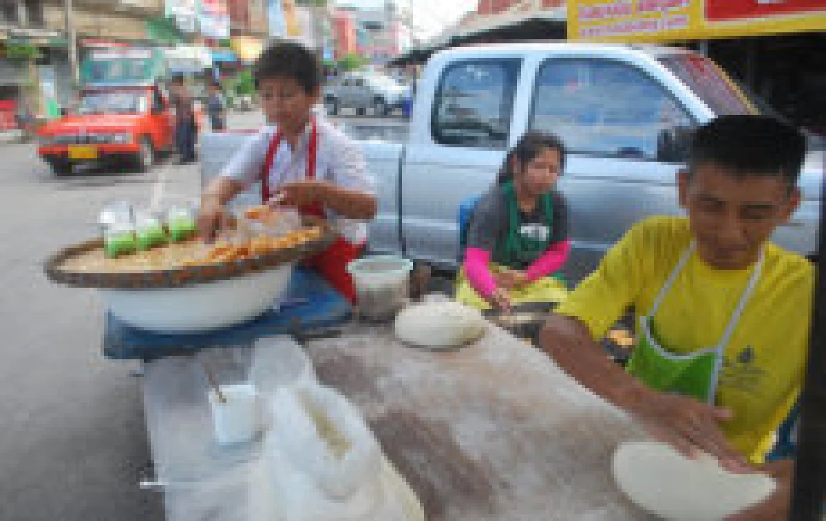 2ลูกกตัญญูช่วยพ่อทอดปาท่องโก๋ขาย