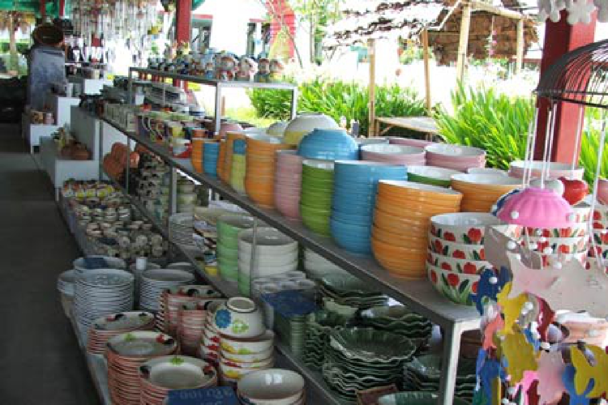 เซรามิคลำปางจ่อลอยแพคนงานหมื่นคน เซรามิคลำปางจ่อลอยแพคนงานหมื่นคน