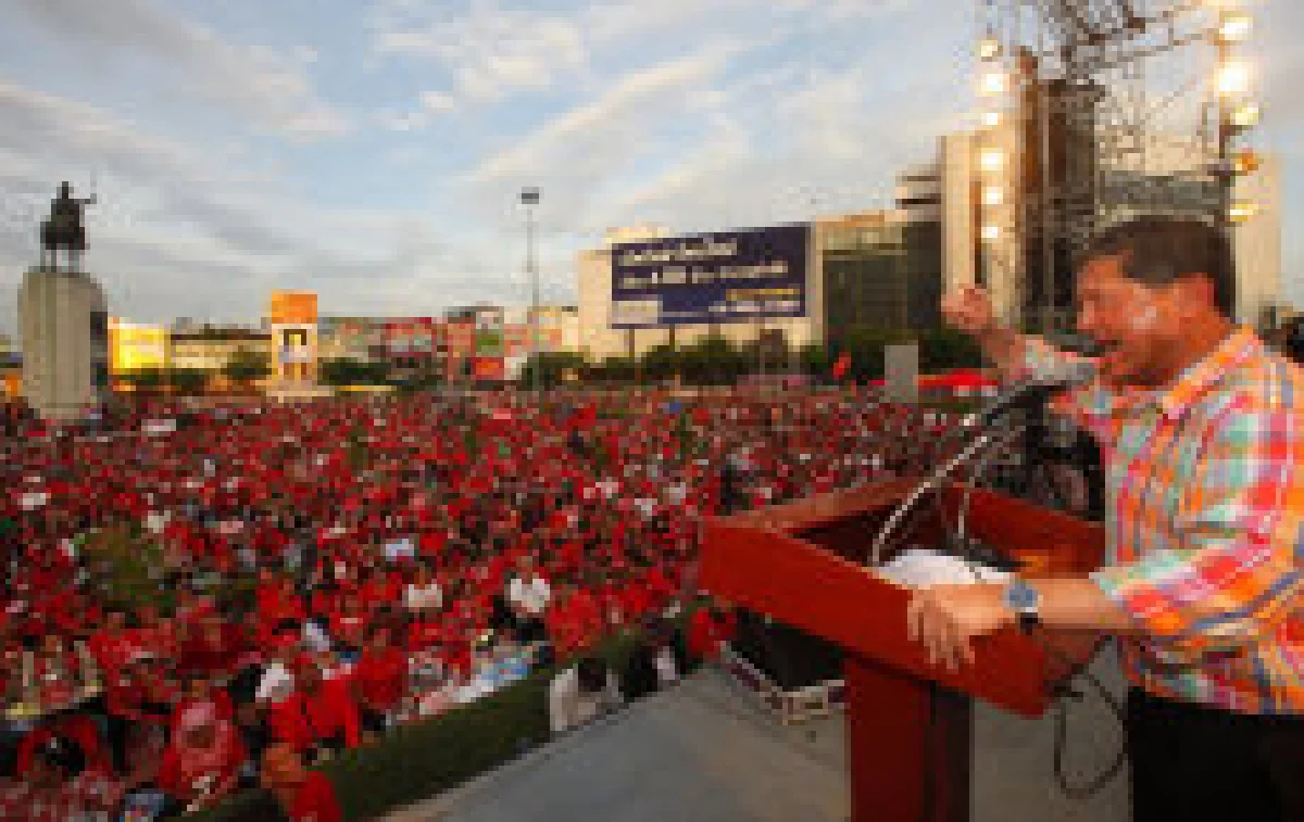 แดงฟังเพื่อไทยปราศรัยวงเวียนใหญ่