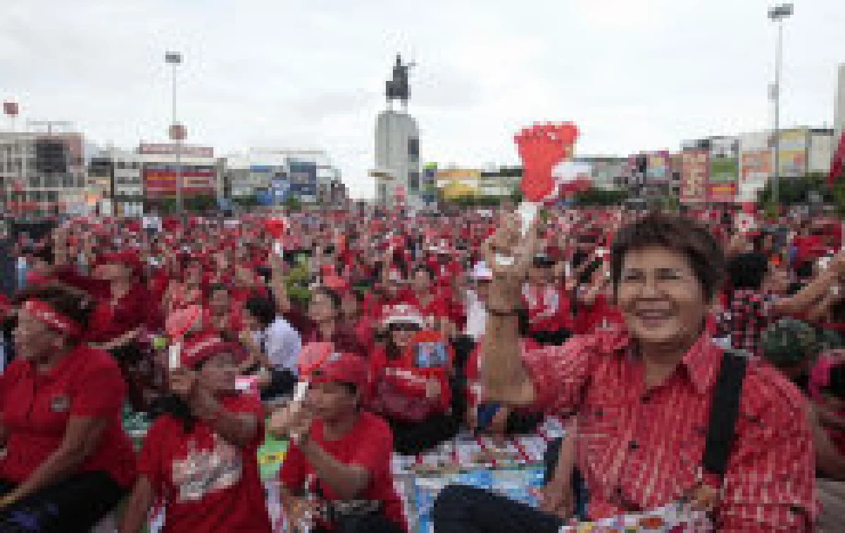 แดงฟังเพื่อไทยปราศรัยวงเวียนใหญ่