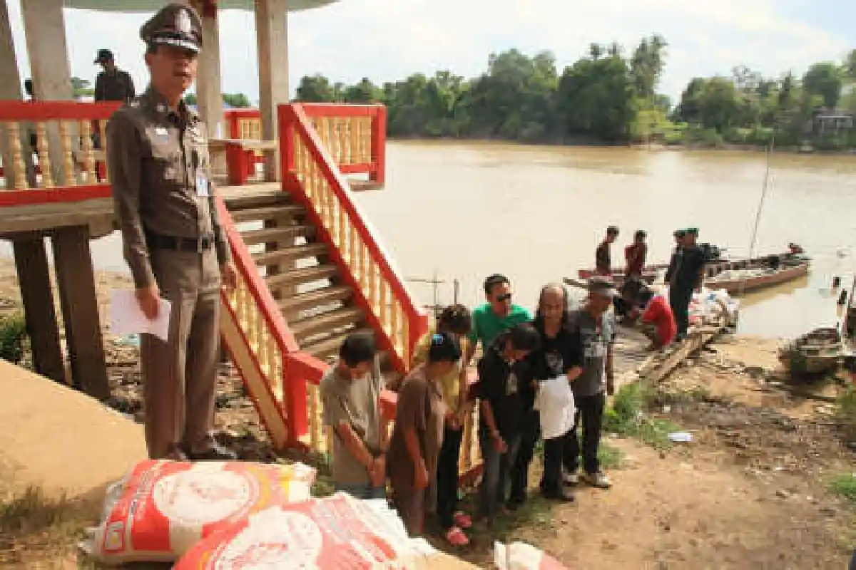 จับแก๊งแมวน้ำลักข้าวสารกลางน้ำเจ้าพระยา