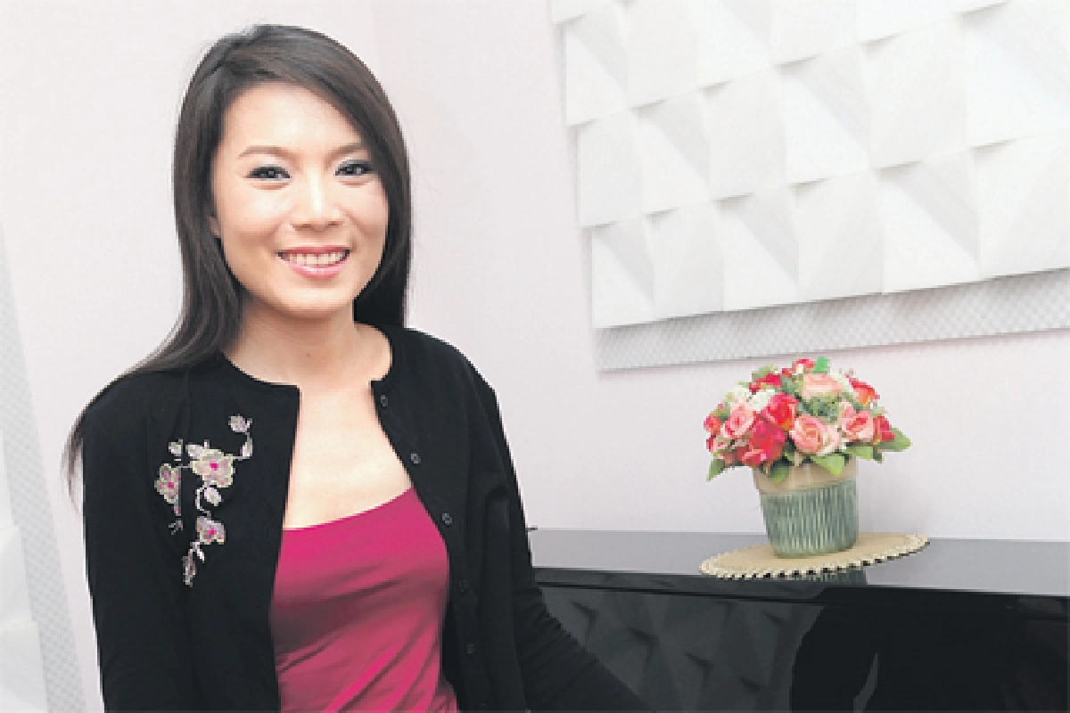 ‘ศศิภา รัศมิทัต’ เปียโนเล่นประกอบ งานปิดทองหลังพระ