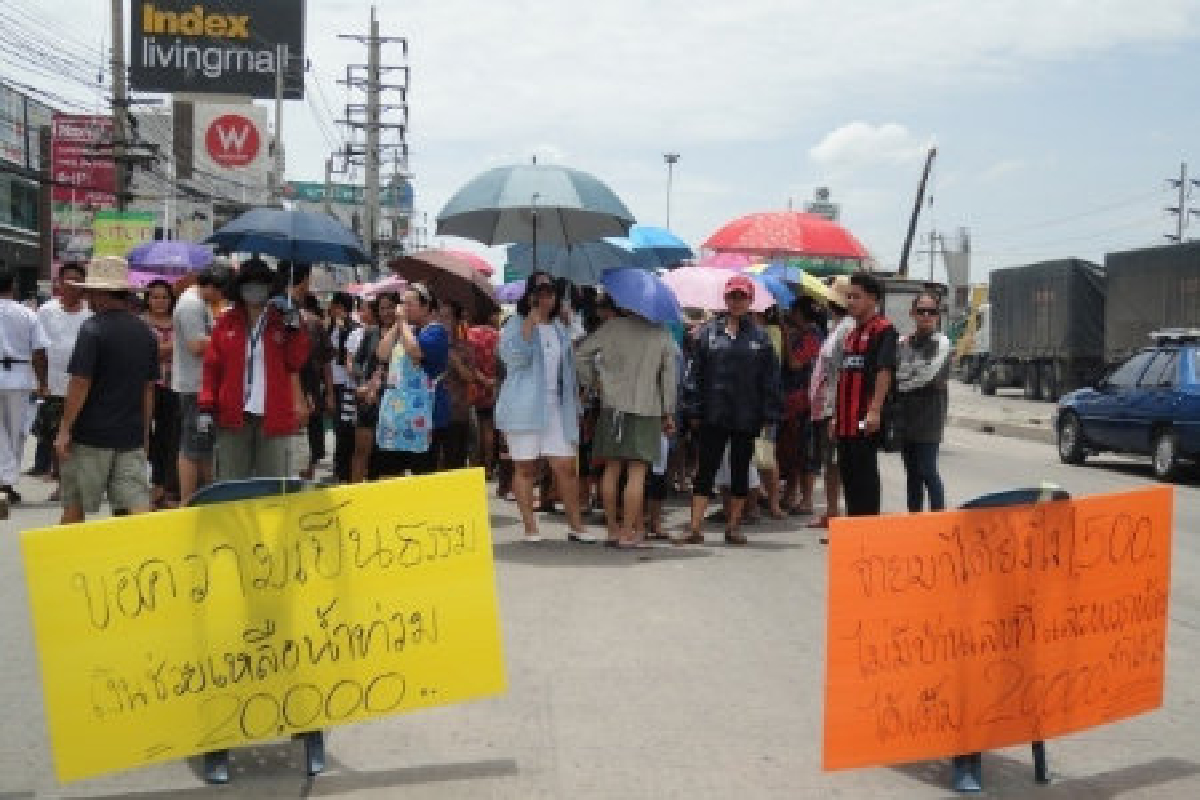 ชาวบางใหญ่ปิดถนนทวงเงินน้ำท่วม ชาวบางใหญ่ปิดถนนทวงเงินน้ำท่วม