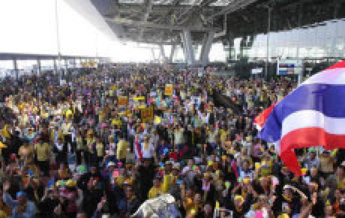 อัยการเลื่อนนัดฟังคำสั่งพธม.ปิดสนามบิน