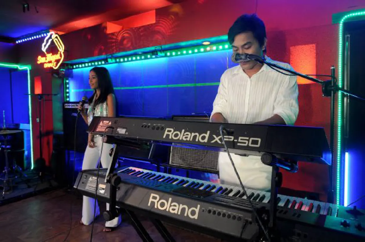 Filipino singers: Whole world is their stage
