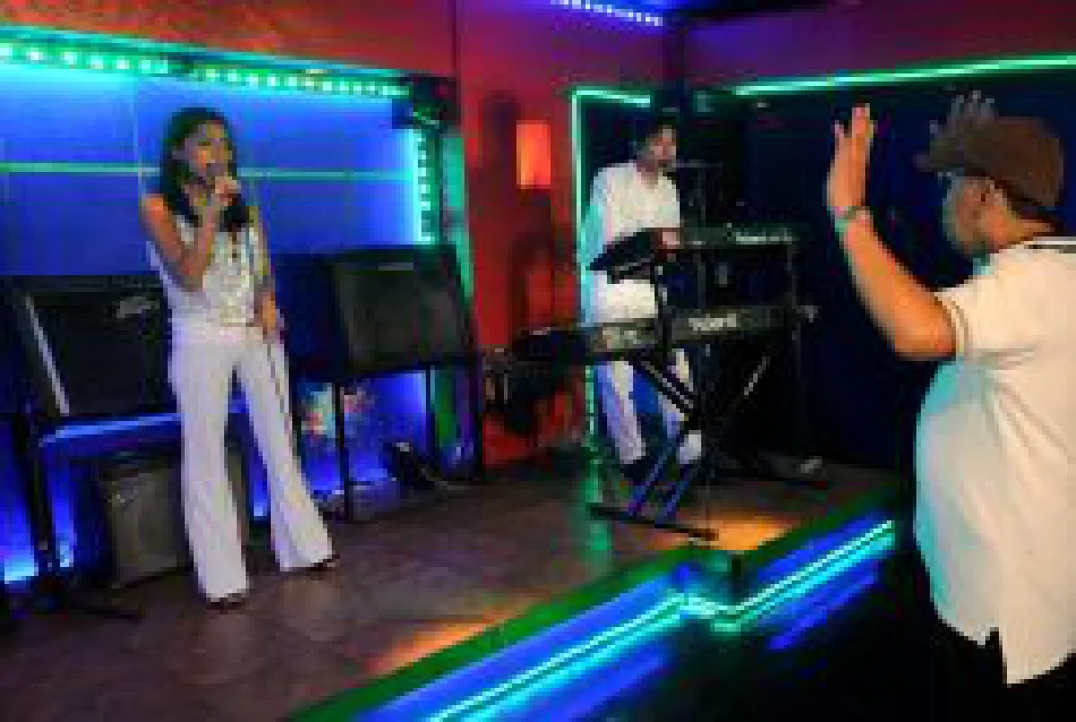 Filipino singers: Whole world is their stage