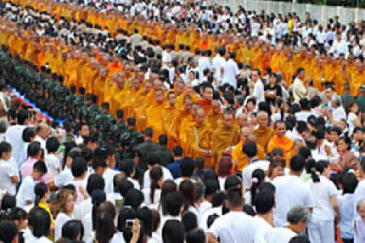 ผู้ว่ากทม.นำตักบาตรฉลองพุทธชยันตี 2