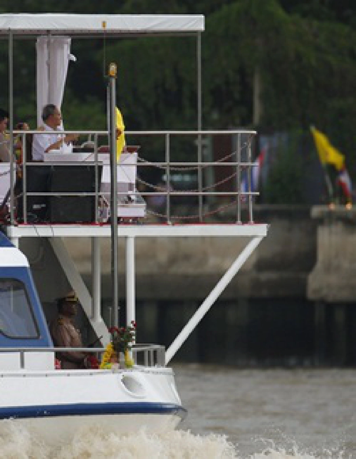 Royal cruise draws thousands