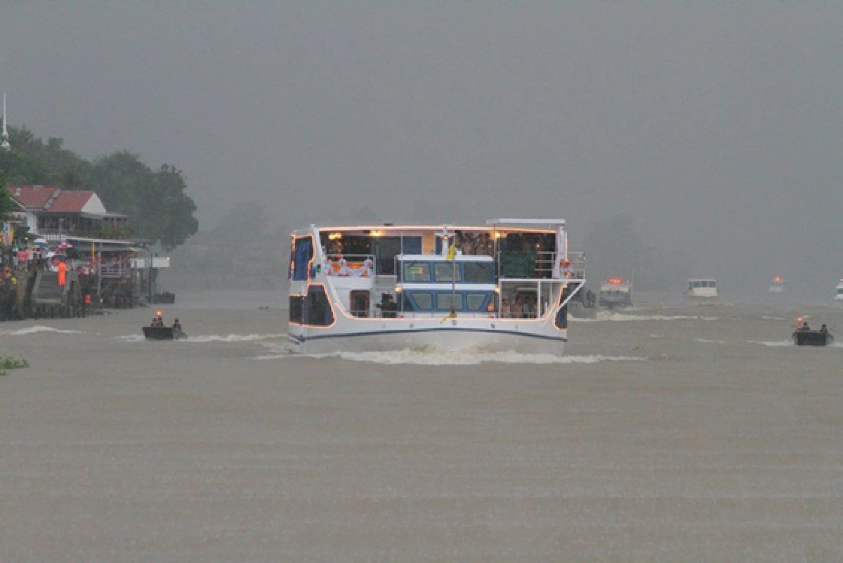 Royal cruise draws thousands