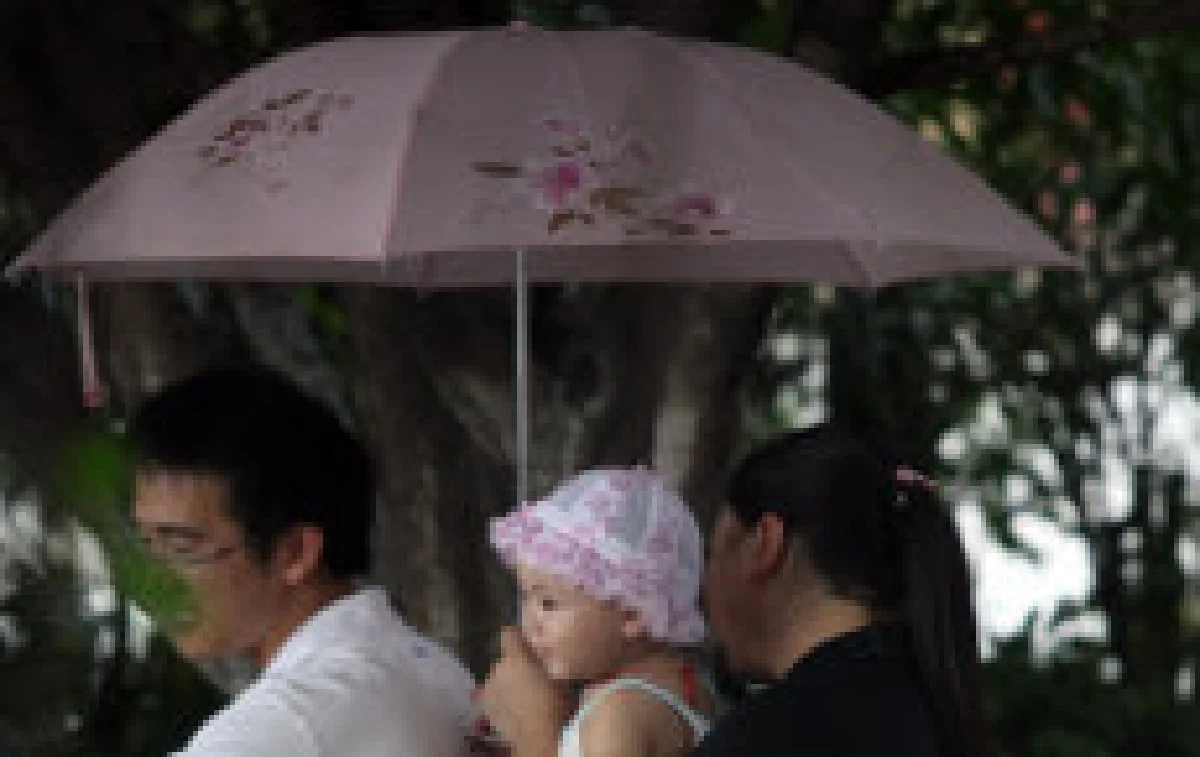 เตือนหน้าฝนขับจยย.กางร่มเสี่ยงถึงตาย