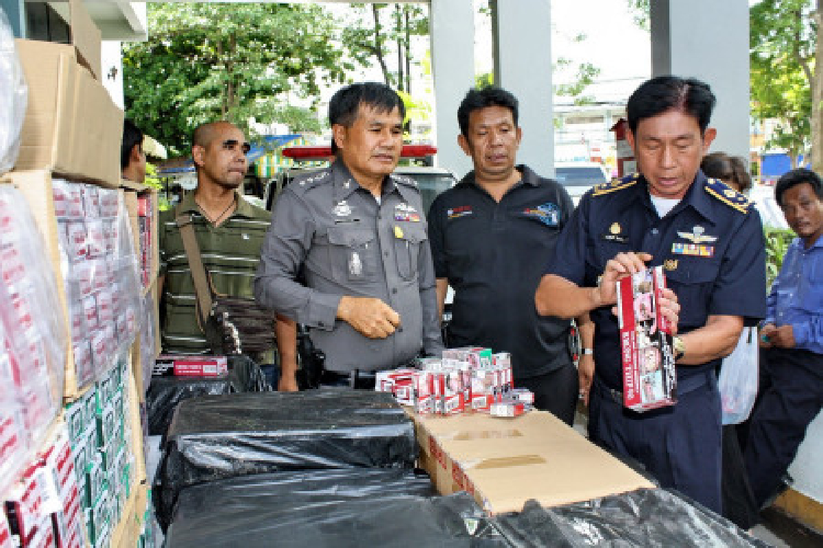 จับบุหรี่ปลอมยี่ห้อดังกว่า1ล้านบาท จับบุหรี่ปลอมยี่ห้อดังกว่า1ล้านบาท