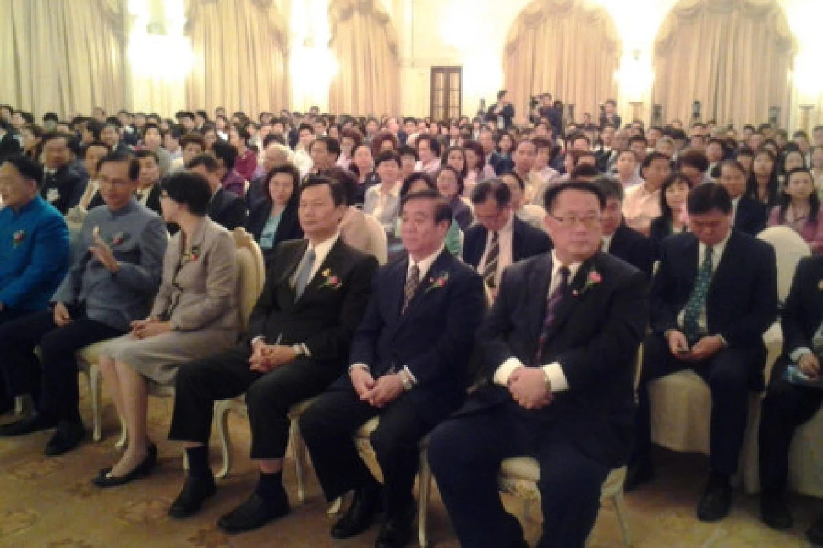 ปูชิ่งแจกรางวัลครุฑทองคำถวิล