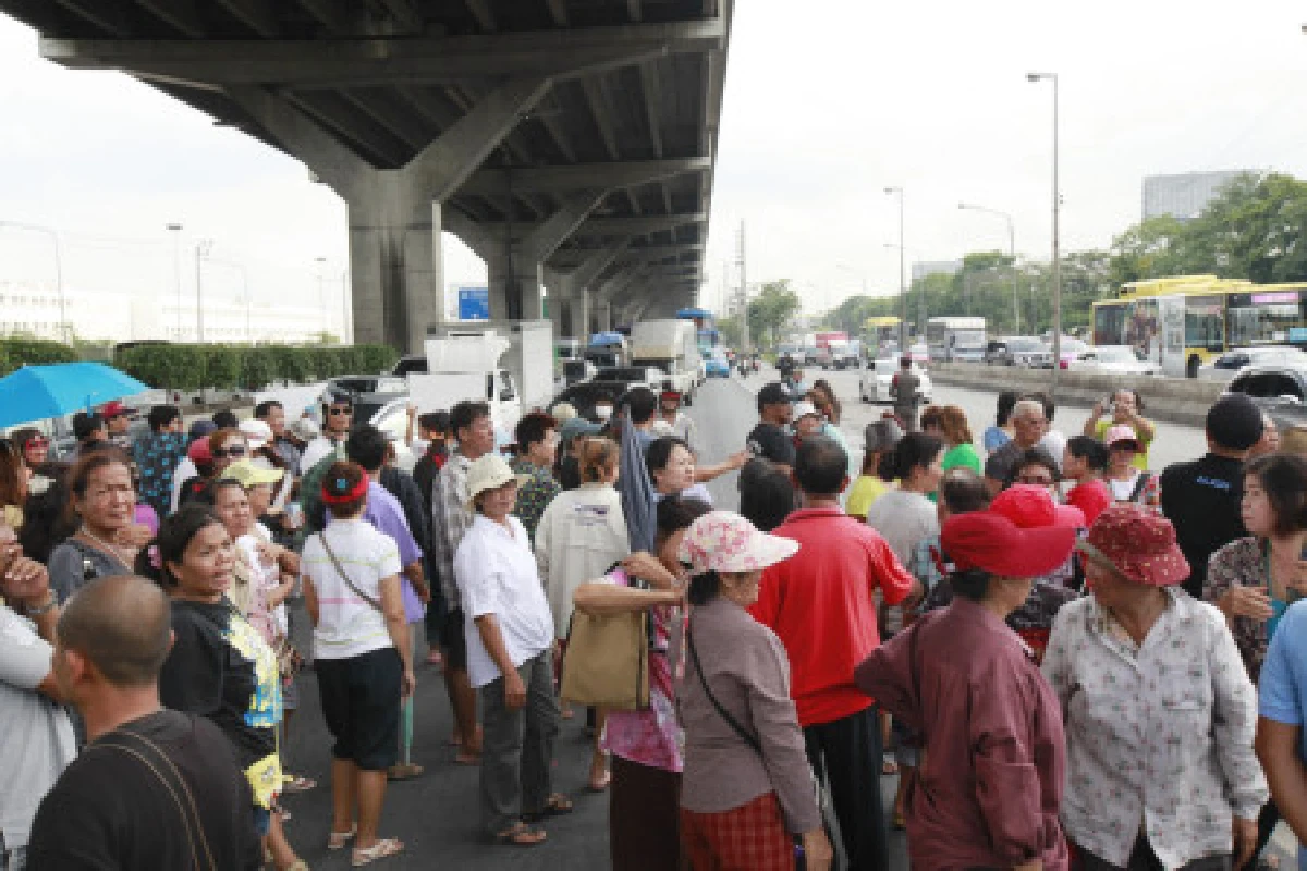 ชาวดอนเมืองปิดถนนโวยเงินช่วยน้ำท่วม