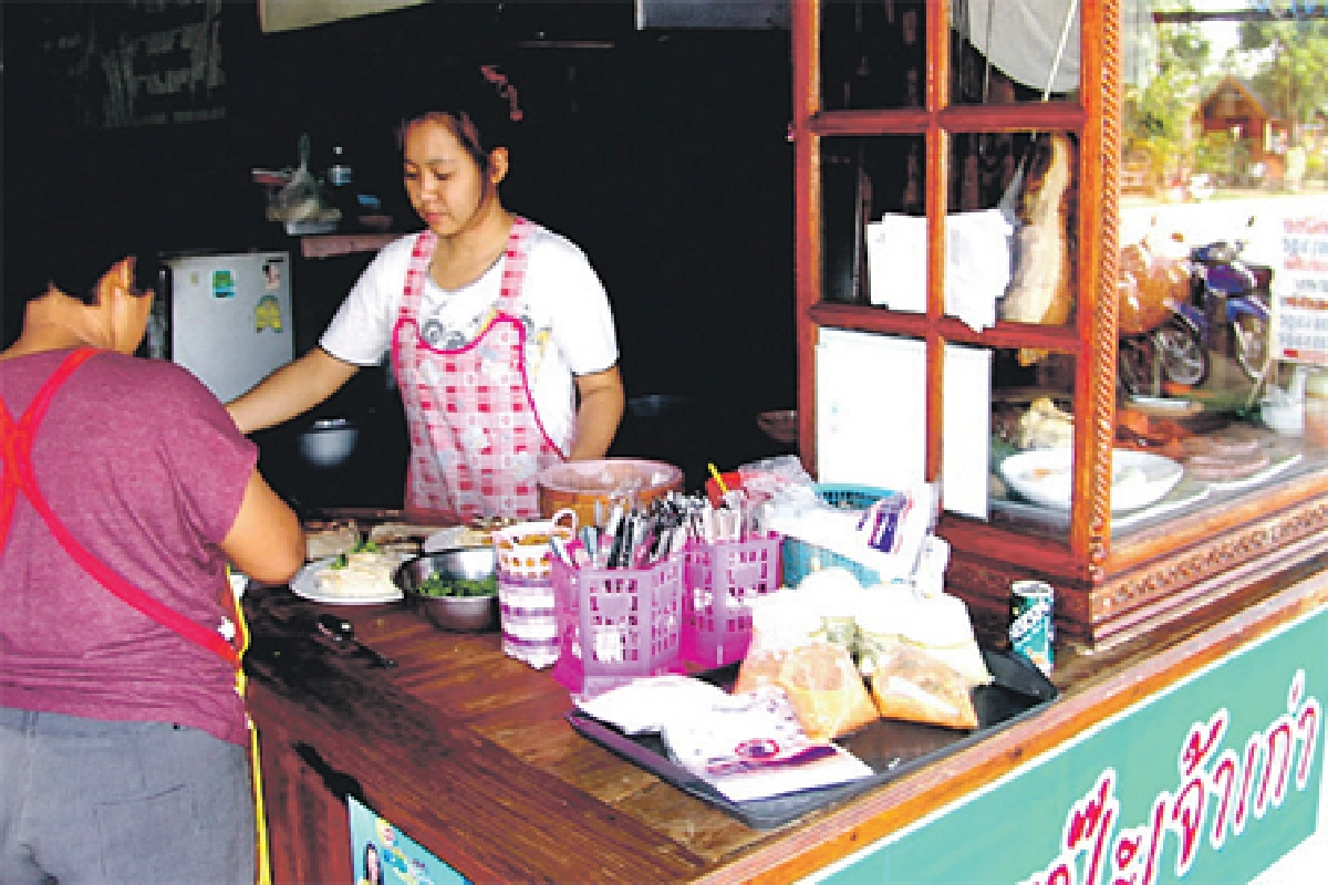 หมูกรอบตาแป๊ะเมืองเก่าสุโขทัยอร่อยเต็มคำ