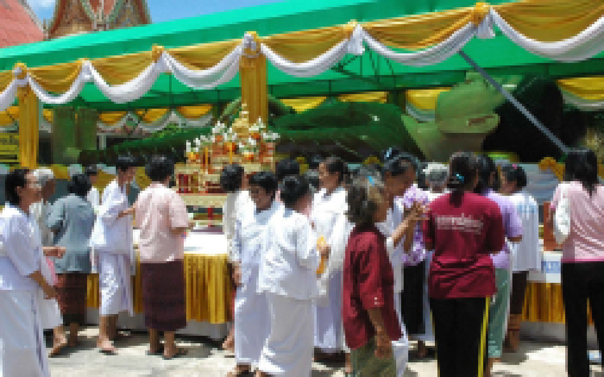 แห่ไหว้พระพุทธรูปนอนหงายปางปรินิพพาน