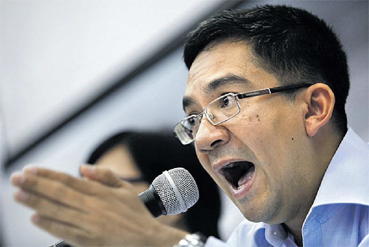 Dissolve court, Nitirat demands