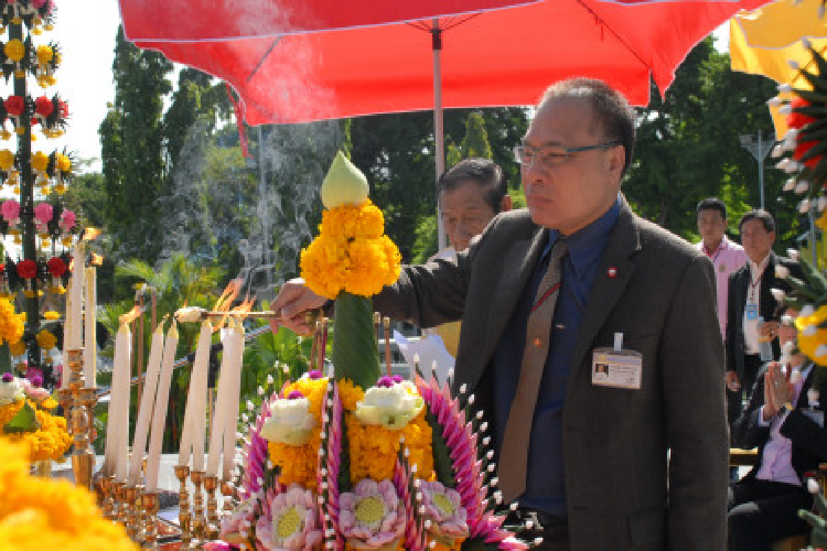 ปธ.สภาฯทำแท่นพระรูป ร.7ใหม่หวังแก้เคล็ด ปธ.สภาฯทำแท่นพระรูป ร.7ใหม่หวังแก้เคล็ด