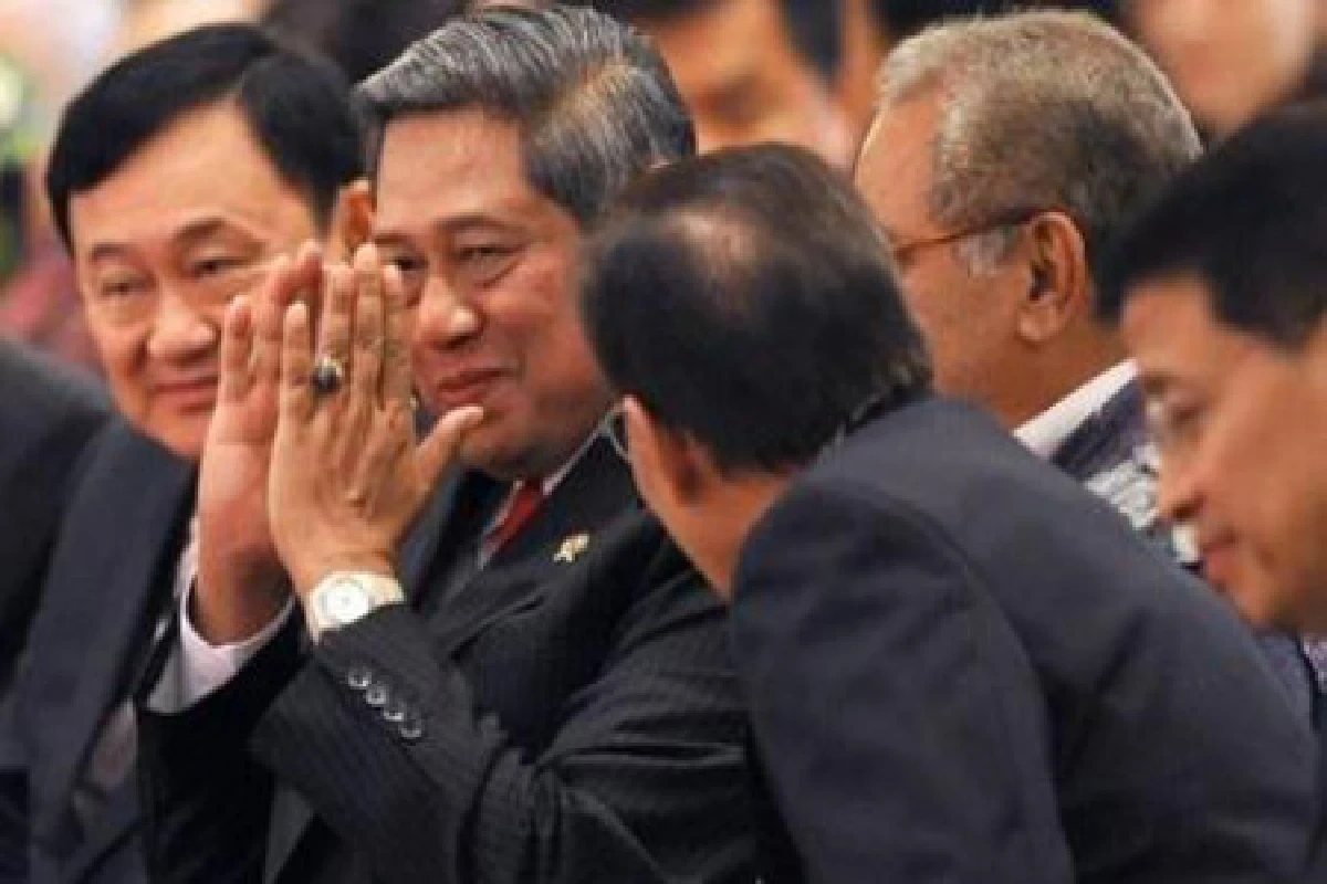 แดงโชว์รูปทักษิณเสวนาปรองดองที่อินโดฯ