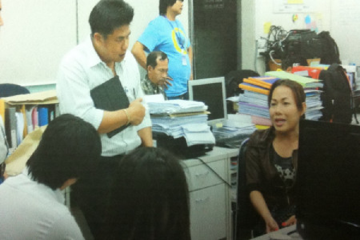 จับกะเทยหลอกเงินต่างชาติกว่าสิบล้าน จับกะเทยหลอกเงินต่างชาติกว่าสิบล้าน