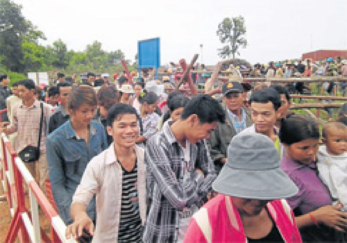 พระวิหารหลังถอนทหาร ชาวบ้านยังผวา-การค้าคึกคัก