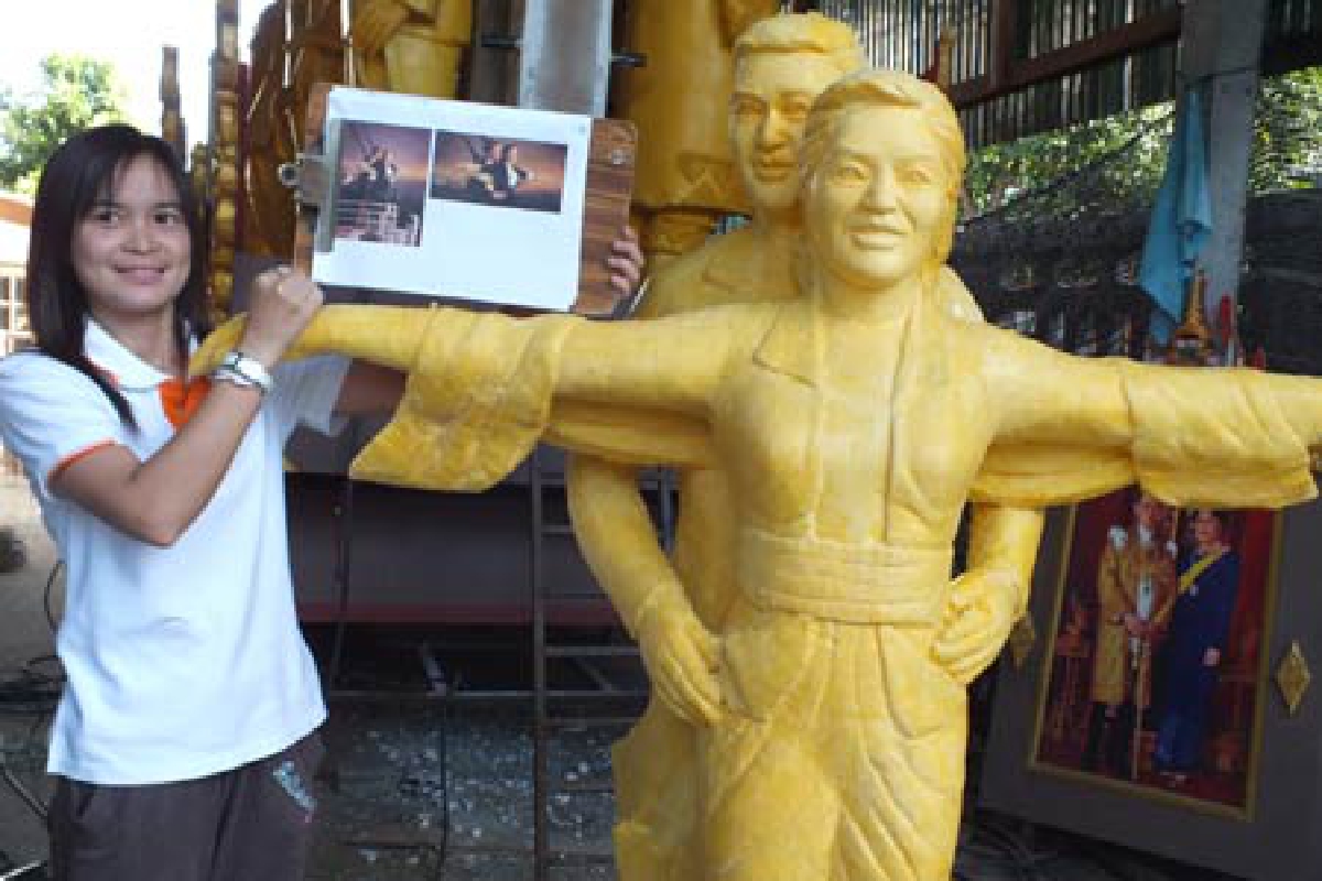 เทียนพรรษาล้อการเมืองไททานิคมาร์คกอดเอวปู เทียนพรรษาล้อการเมืองไททานิคมาร์คกอดเอวปู