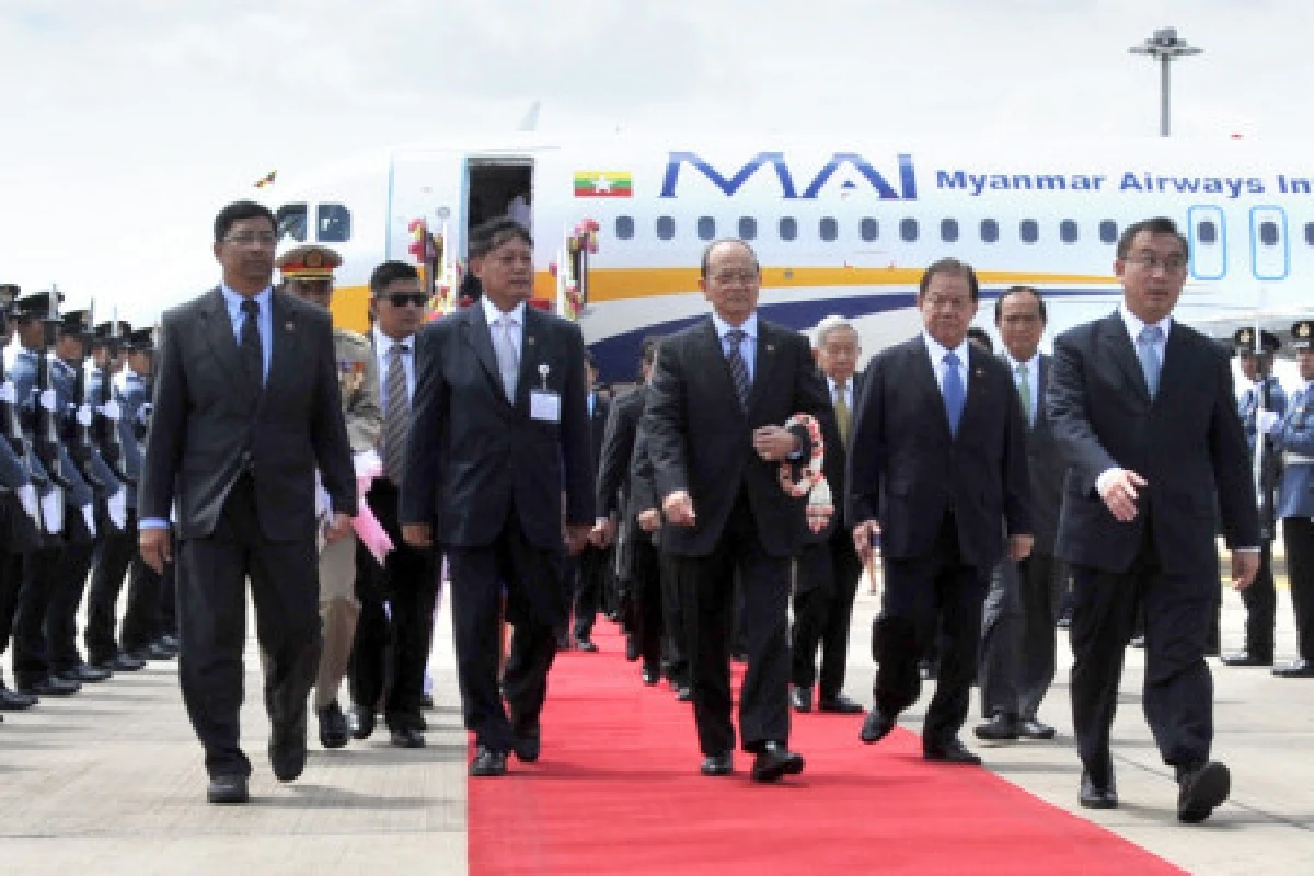 "เต็ง เส่ง"ผู้นำพม่าถึงไทยแล้ว