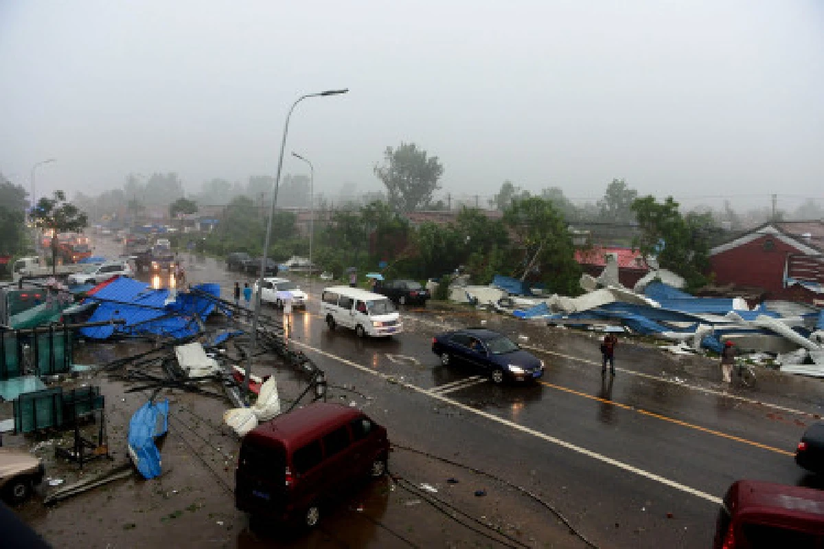 ปักกิ่งเจอพายุถล่มหนักน้ำท่วม-บ้านพัง