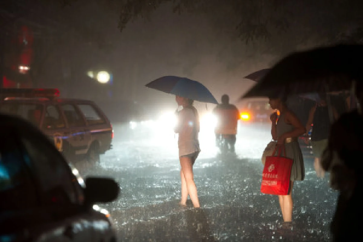 ปักกิ่งเจอพายุถล่มหนักน้ำท่วม-บ้านพัง