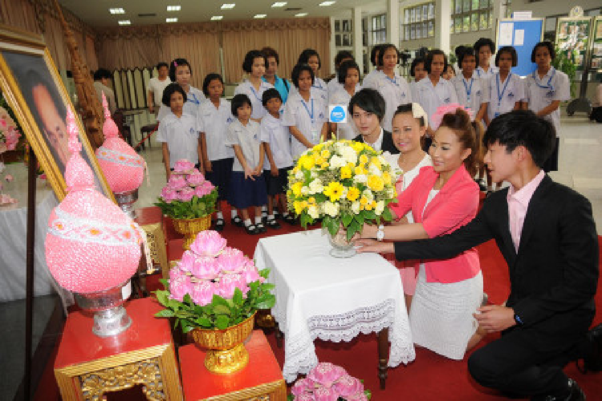 นายกฯถวายแจกันดอกไม้สมเด็จพระราชินีฯ นายกฯถวายแจกันดอกไม้สมเด็จพระราชินีฯ